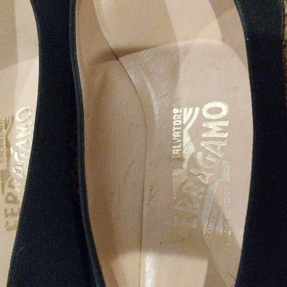 Salvatore Ferragamo Black Flats with Plastic Logo Bow 7.5 - Picture 6 of 9